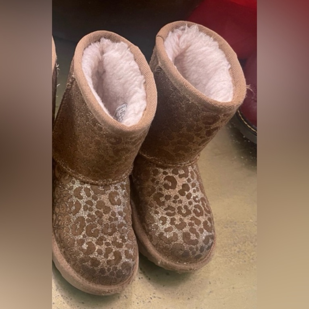 Gently Used Uggs / Toddler size 9/leopard